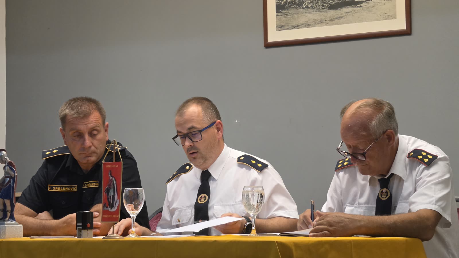 Radno predsjedništvo izborne skupštine VZO Gornja Rijeka u vatrogasnom domu DVD-a Kolarec