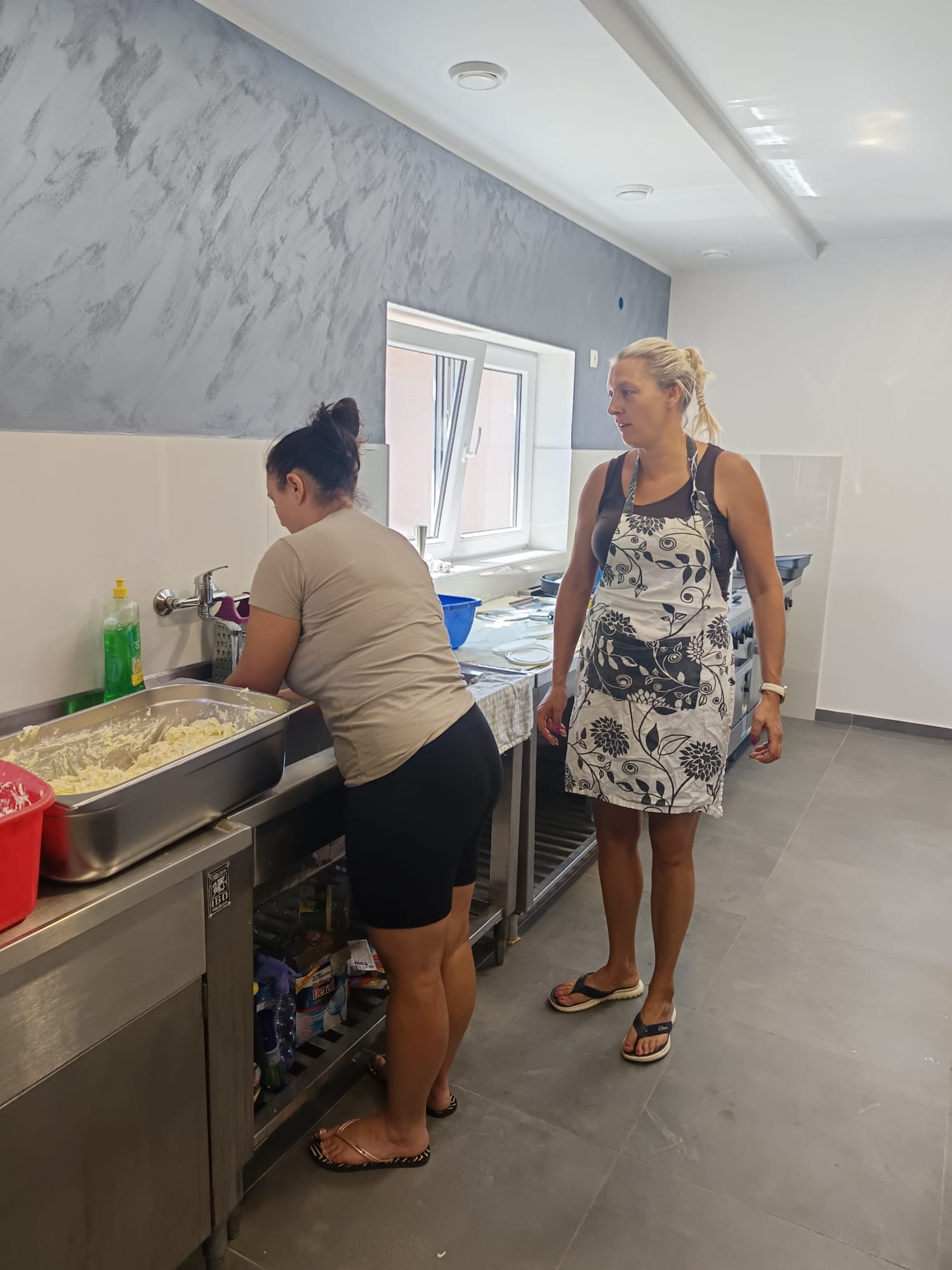 Priprema sirnog nadjeva za štruklje u kuhinji