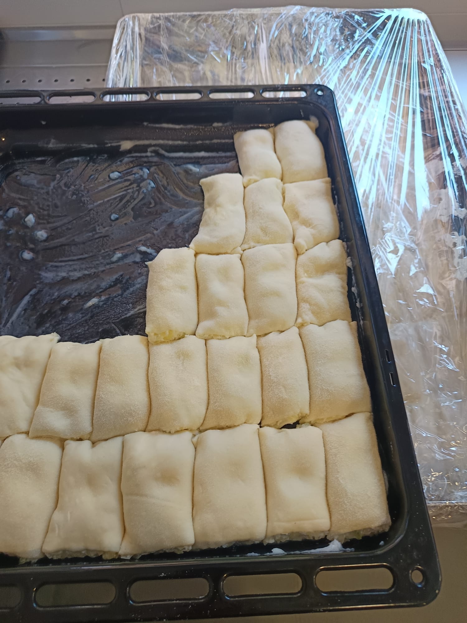 Svježe napravljeni štruklji složeni u pleh prije pečenja