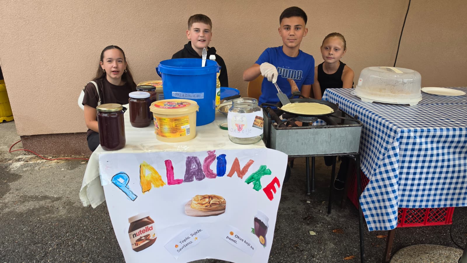 Mladi uz štand s palačinkama