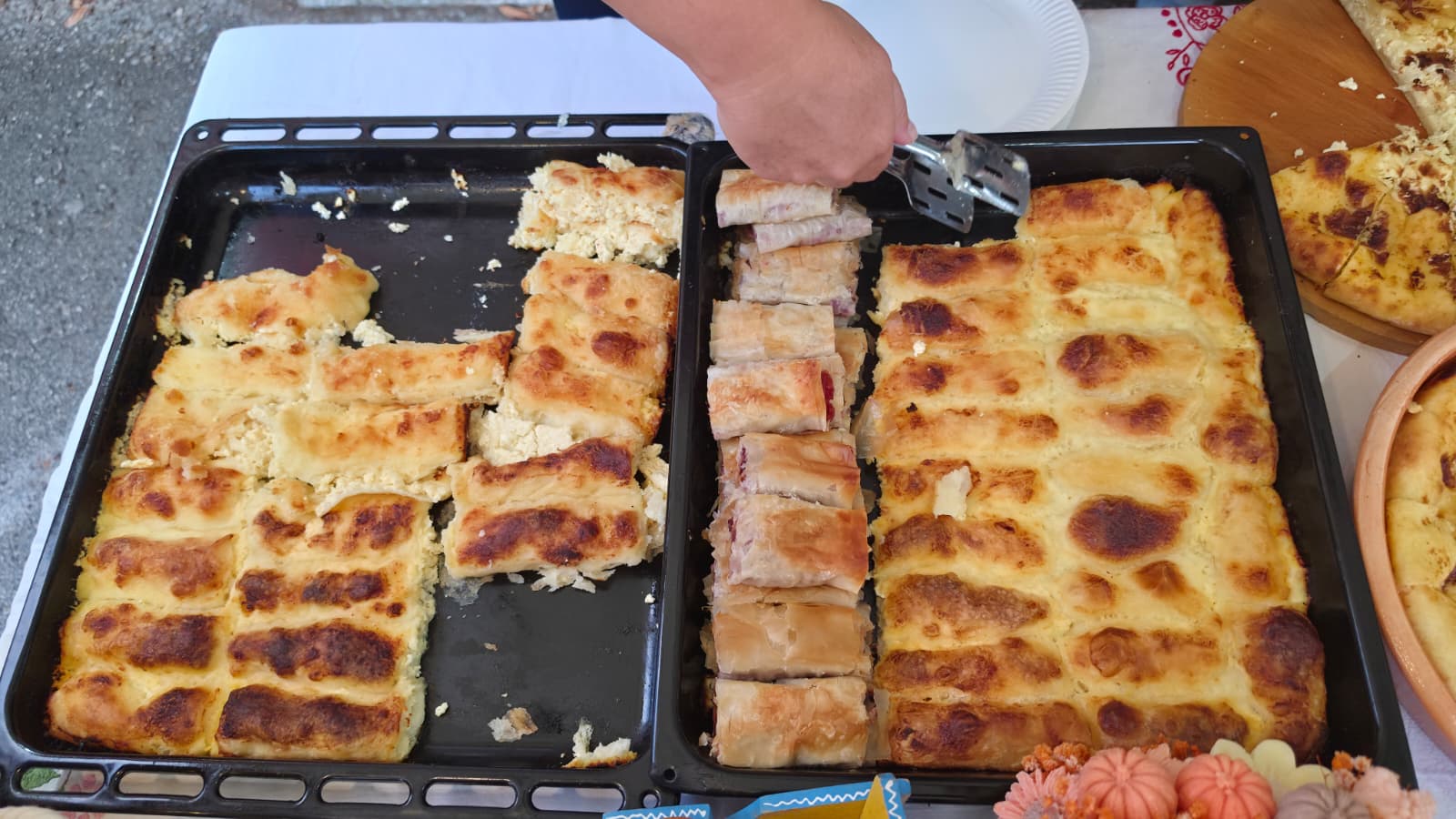Domaća peciva i kolači u košarama