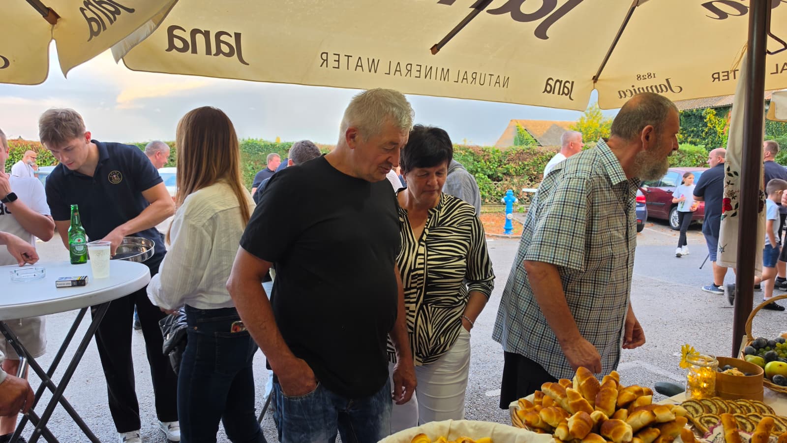 Domaći stol u večernjem ugođaju