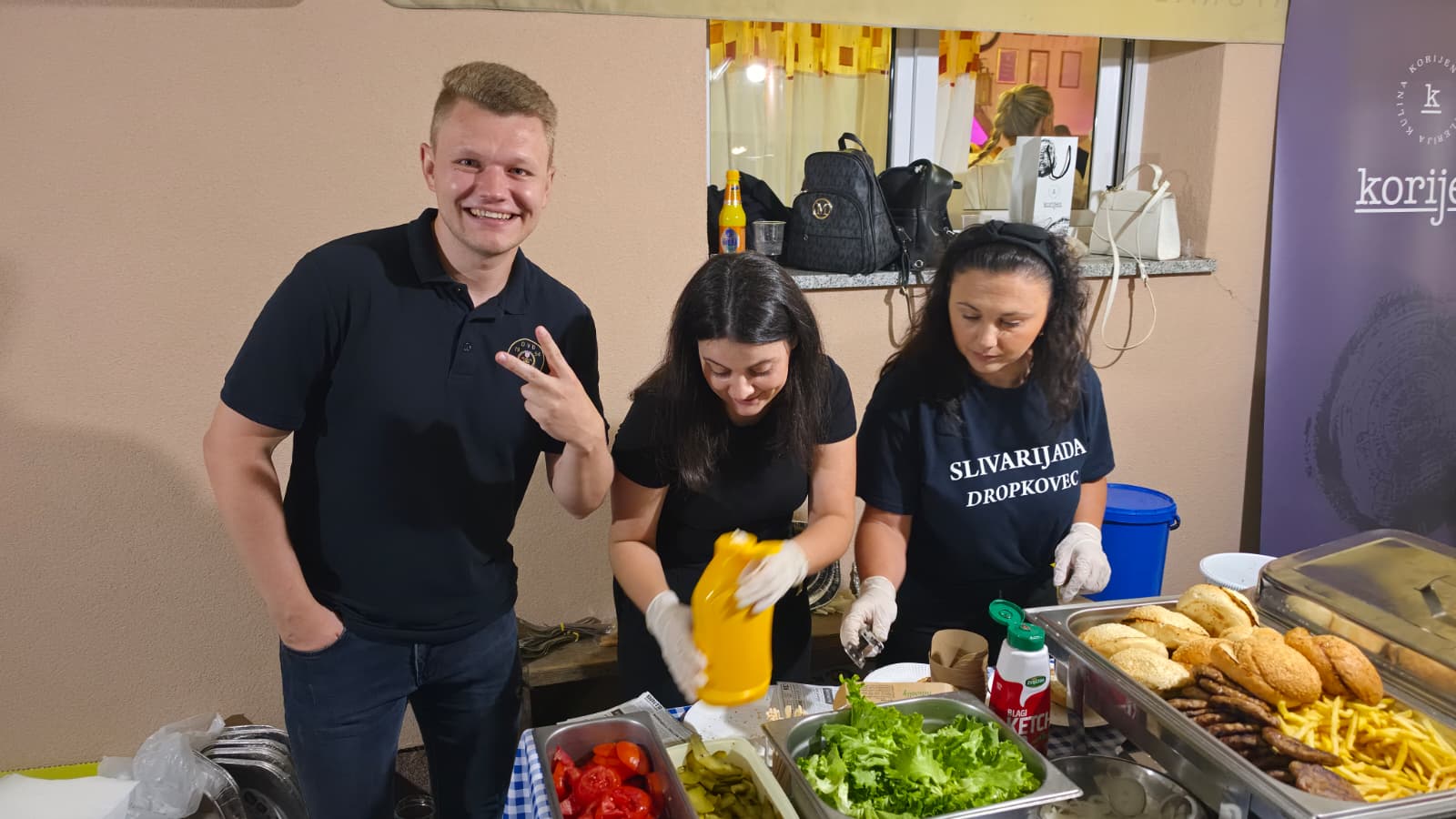 Priprema hamburgera za goste