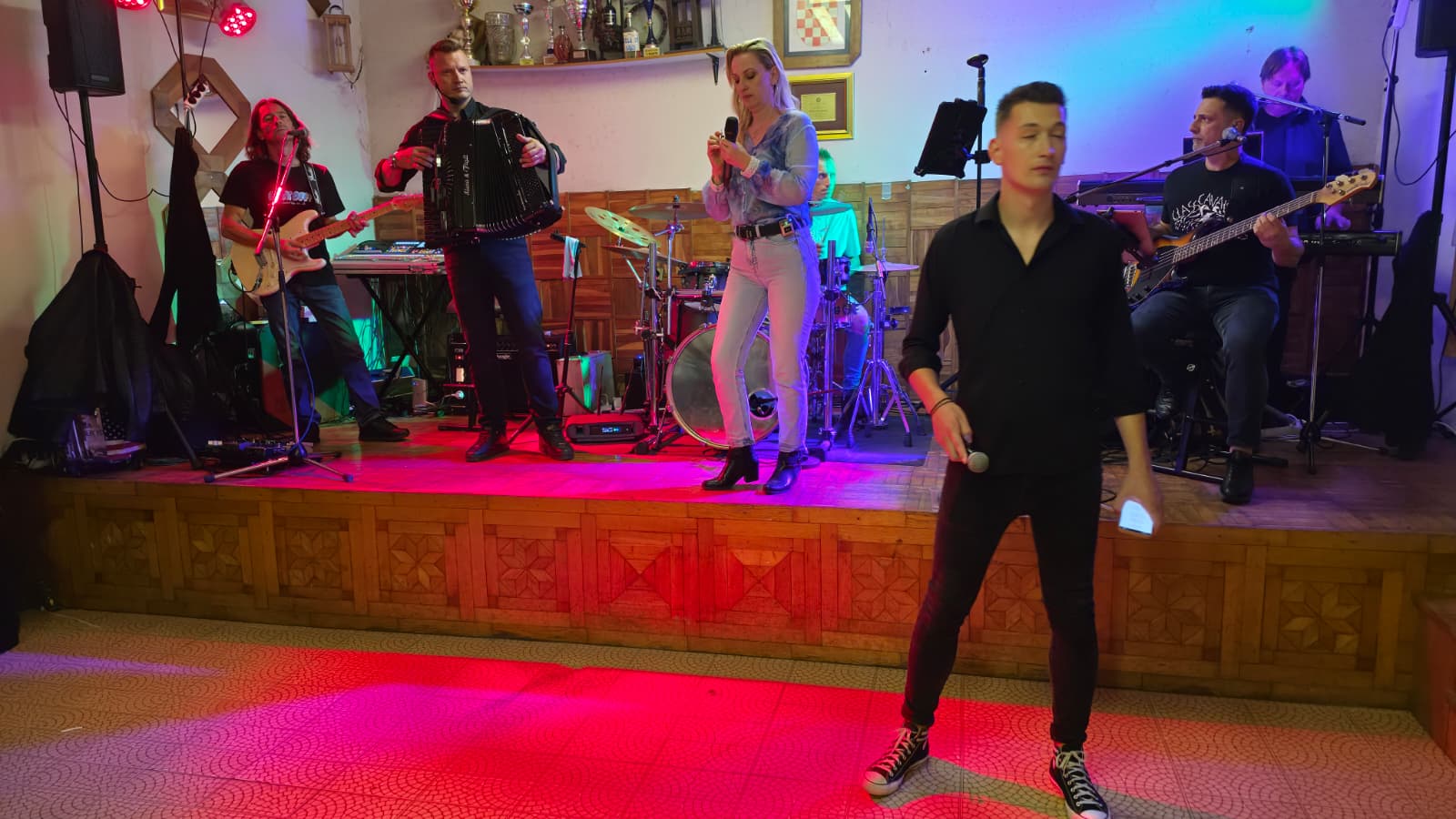 Joker Band u punom sastavu na pozornici