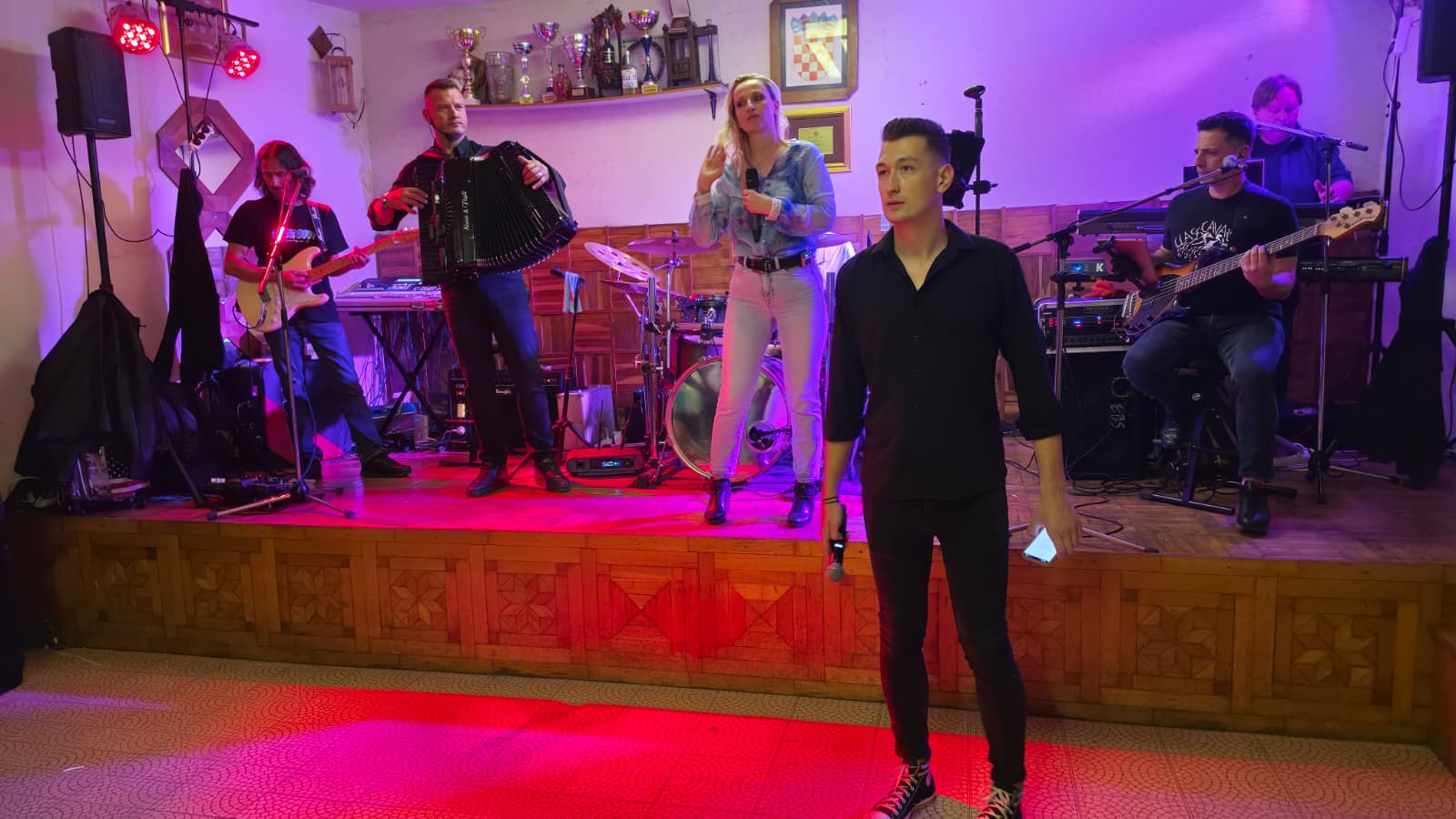 Pjevač Joker Banda pred pozornicom