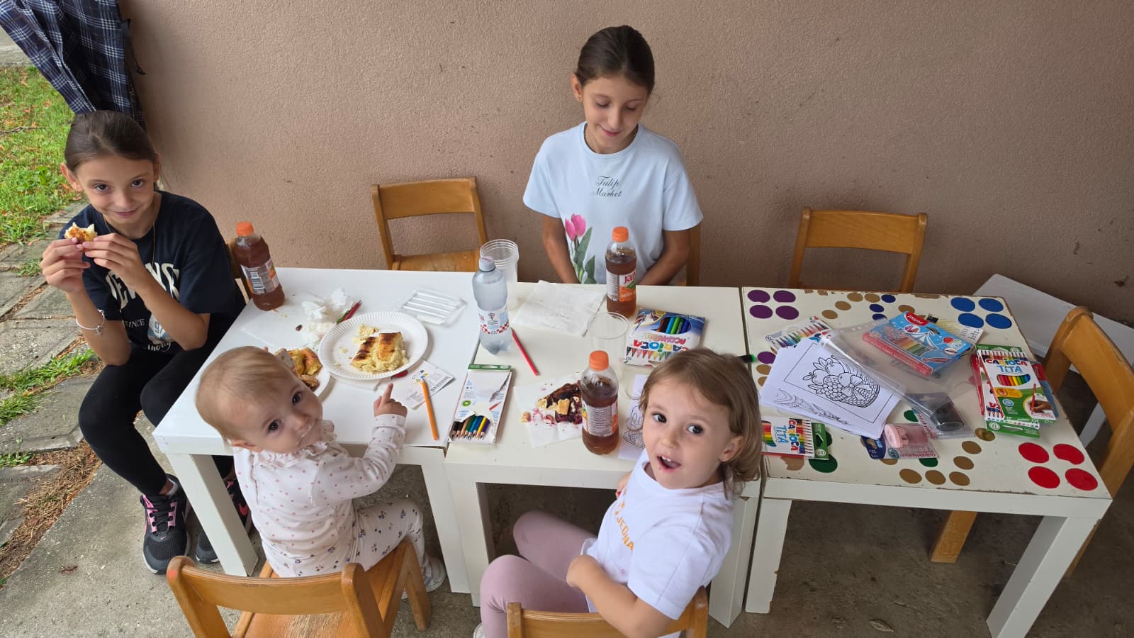 Djeca crtaju i jedu palačinke za stolićima u dječjem kutku 18. Slivarijade
