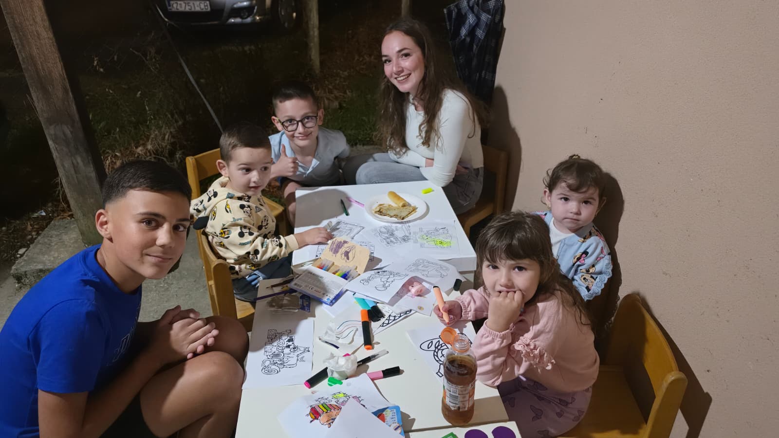 Djeca s bojicama i palačinkama u večernjem dječjem kutku uz članicu mladeži DVD-a