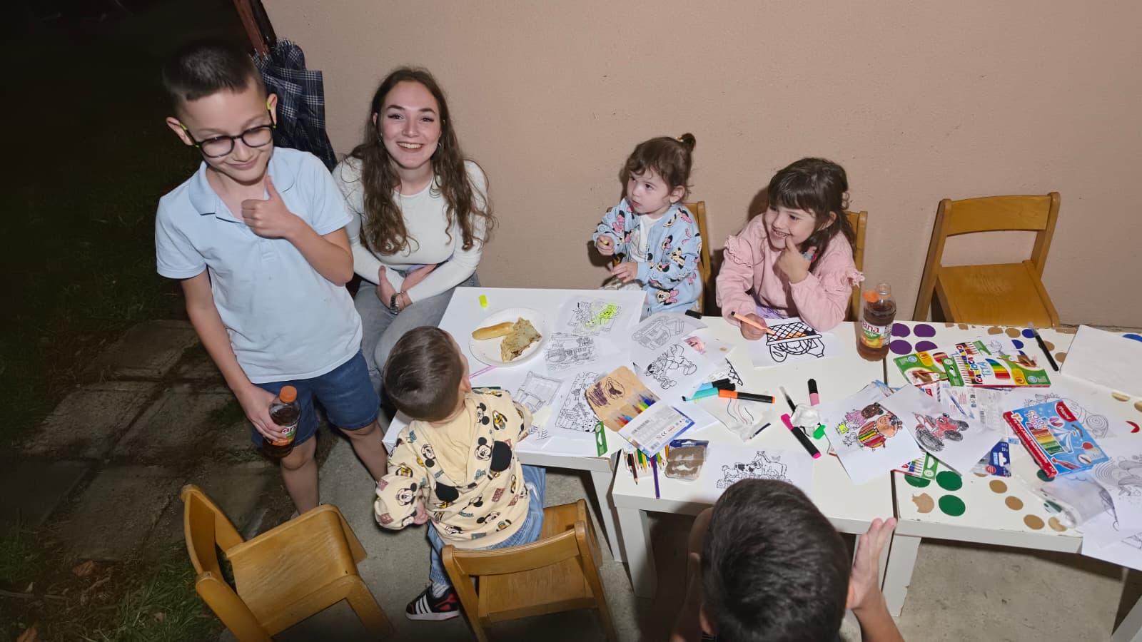 Djeca i mladež u dječjem kutku navečer