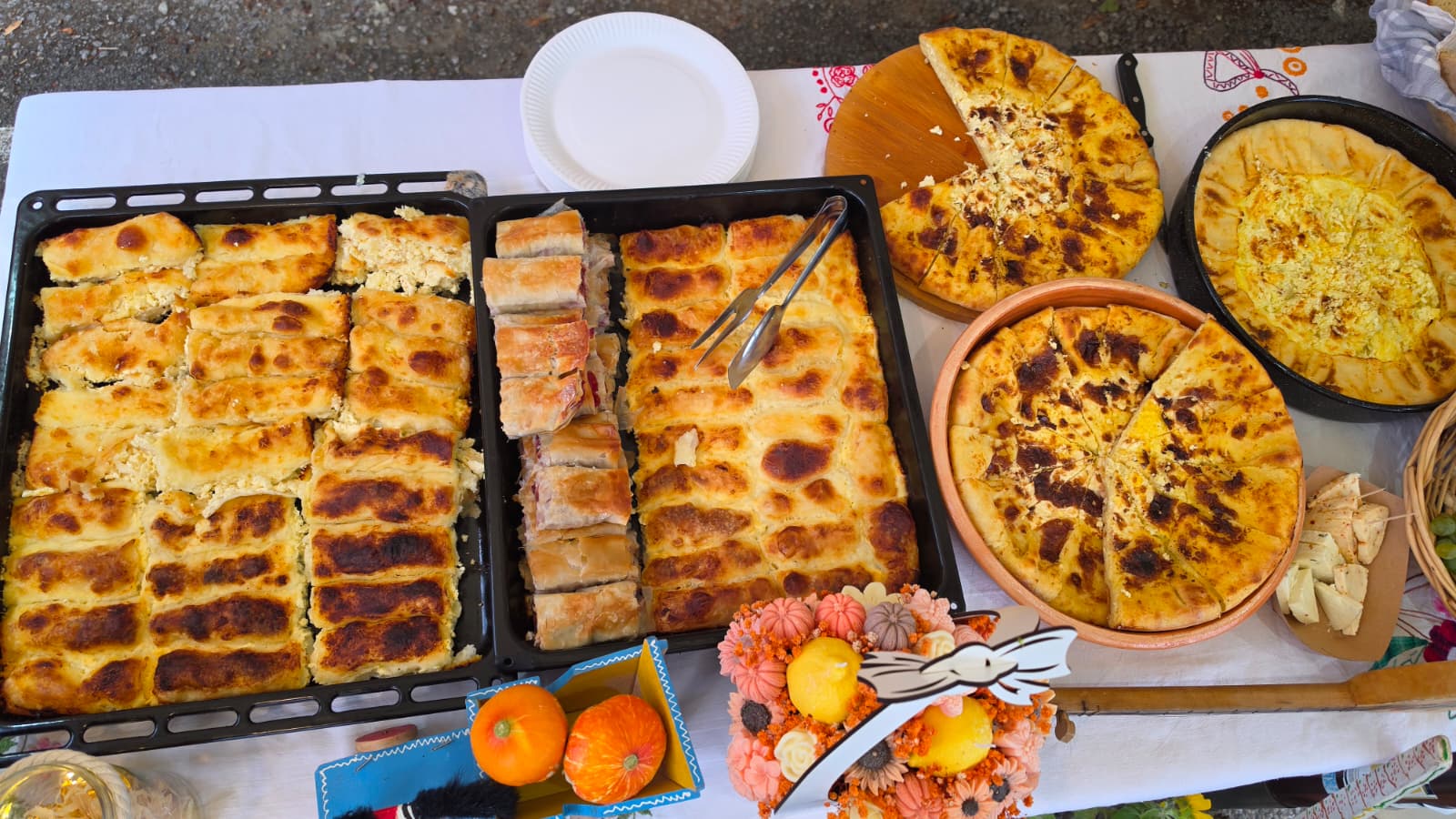 Pekači štrukli i pite sa sirom te pogače posložene na stolu 18. Slivarijade
