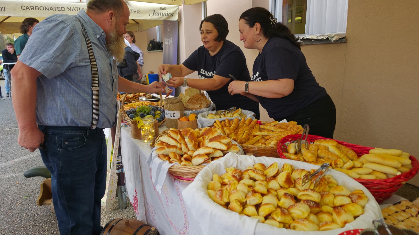 Vrijedne žene poslužuju domaće delicije gostima