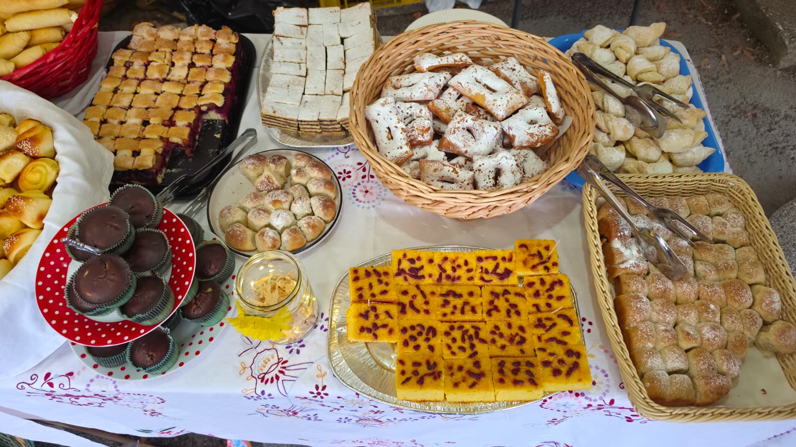 Slatki stol s krafnama i kolačima