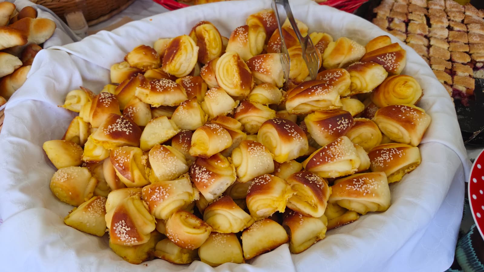 Domaće buhtle i rolice s pekmezom