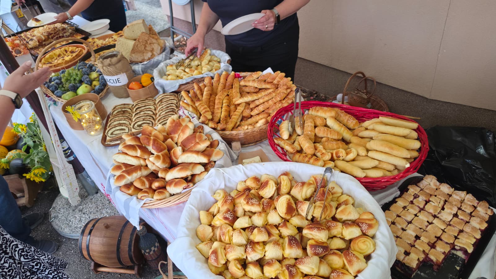 Žene za stolom s domaćim pecivima