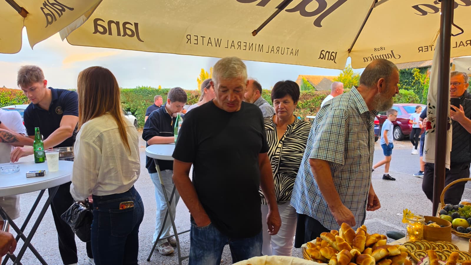 Domaći stol u večernjim satima