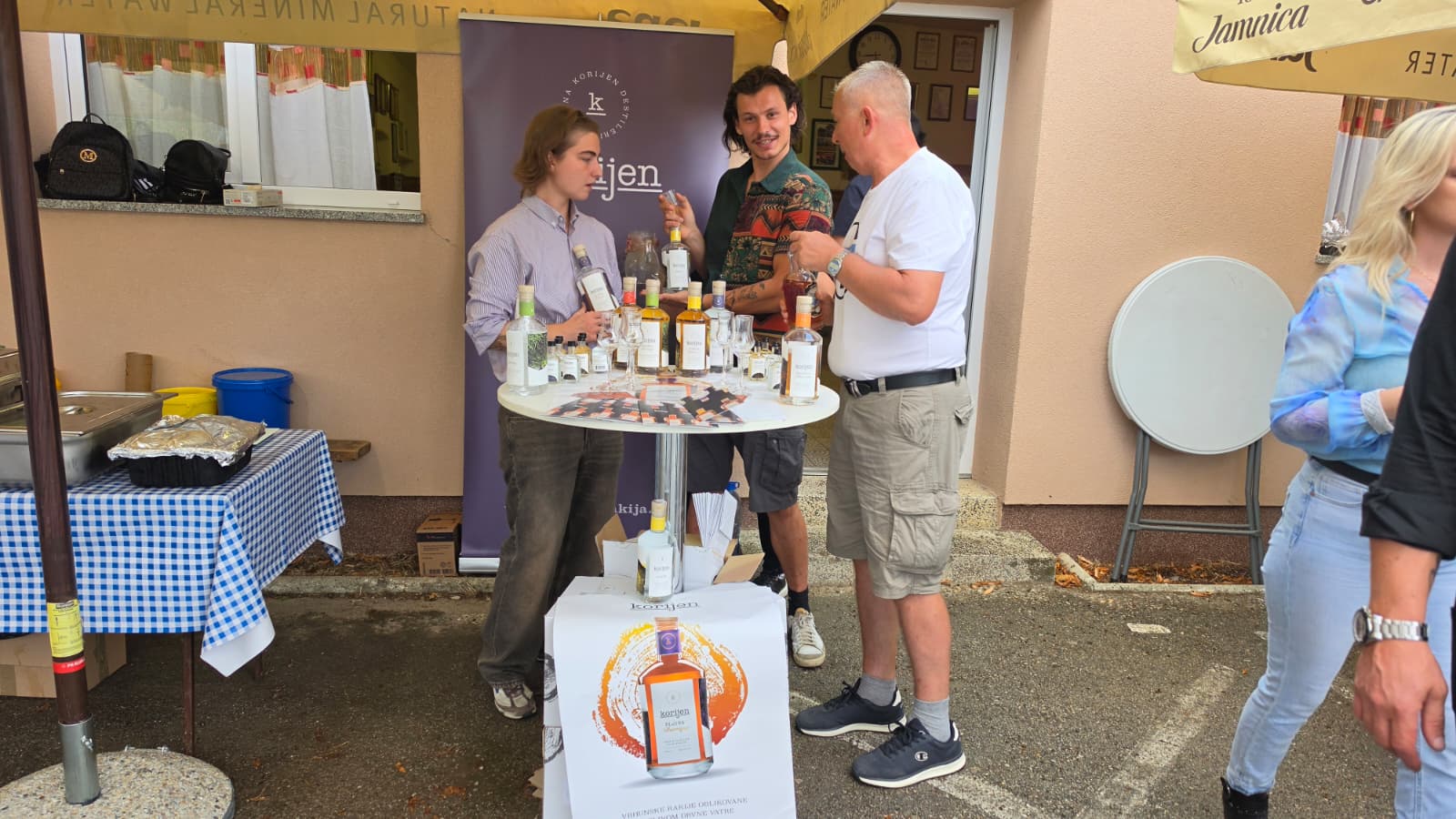 Gosti kušaju rakije destilerije Korijen