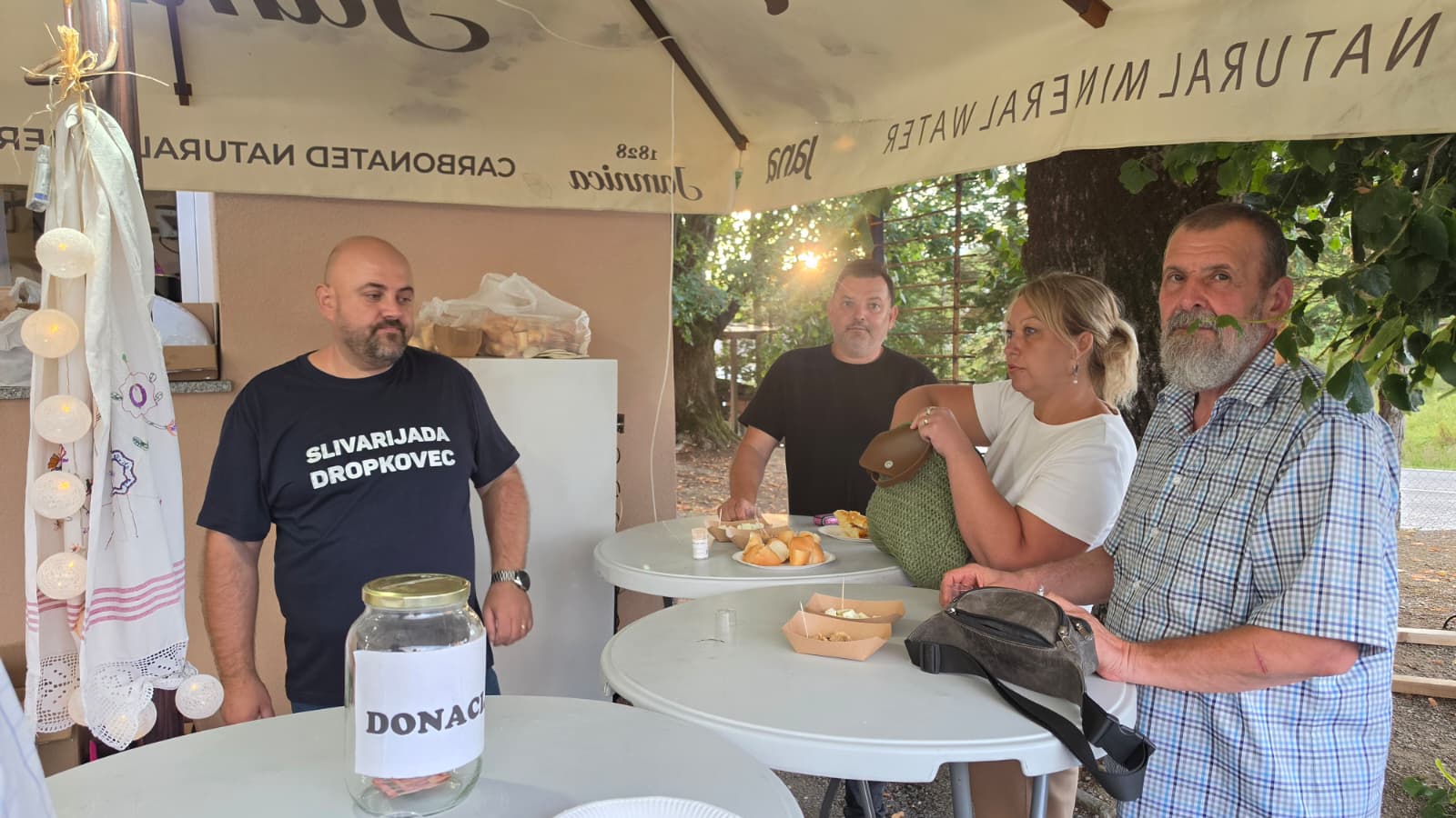 Gosti uživaju u domaćim delicijama pod šatorima ispred vatrogasnog doma