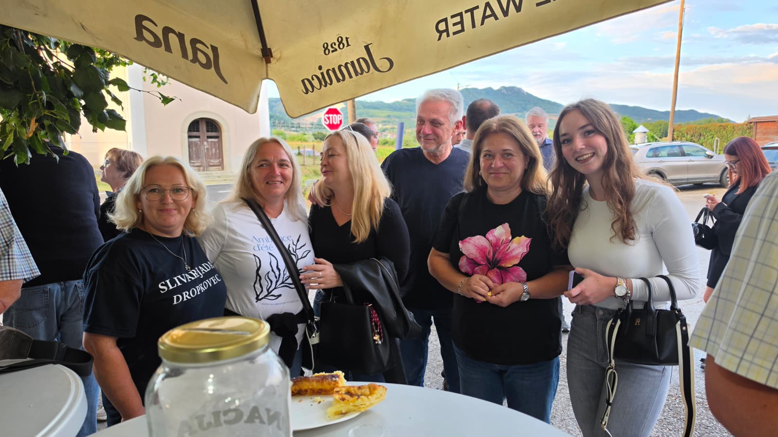 Gosti za stolovima ispred doma