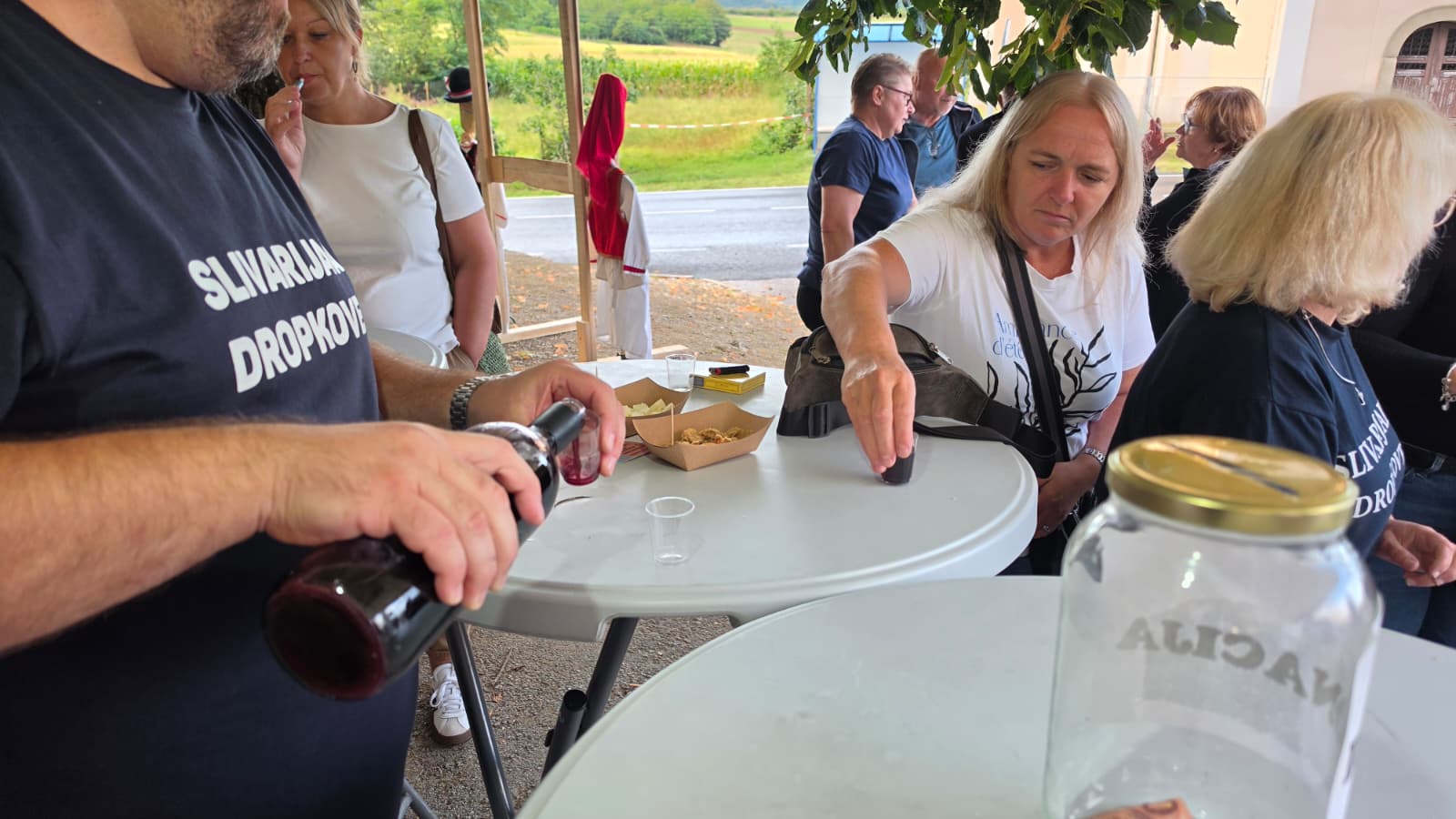 Gosti kušaju rakije s ocjenjivanja