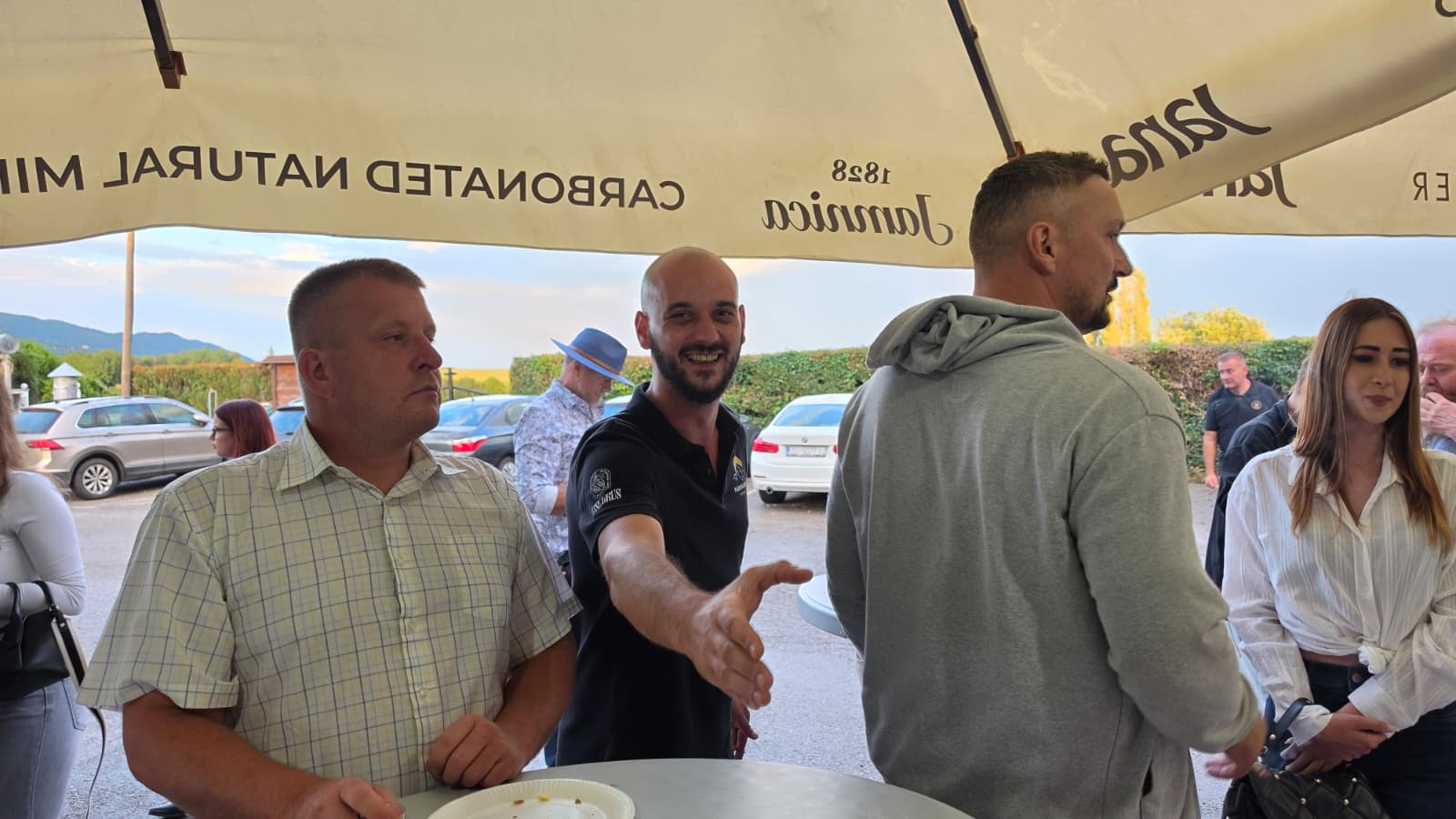 Rakijarnica 18. Slivarijade — police s numeriranim bocama svih 51 uzorka rakija i likera spremnih za degustaciju