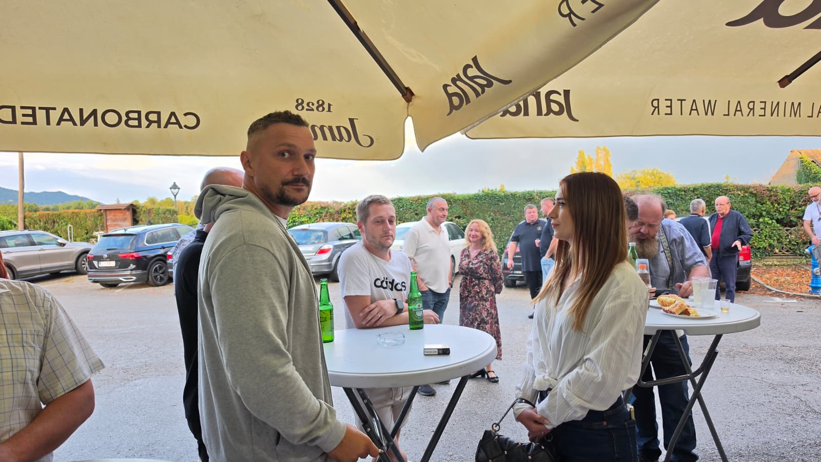 Gosti u razgovoru pod suncobranima