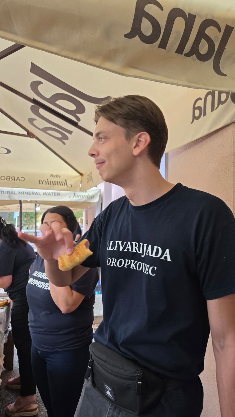 Druženje gostiju ispred doma