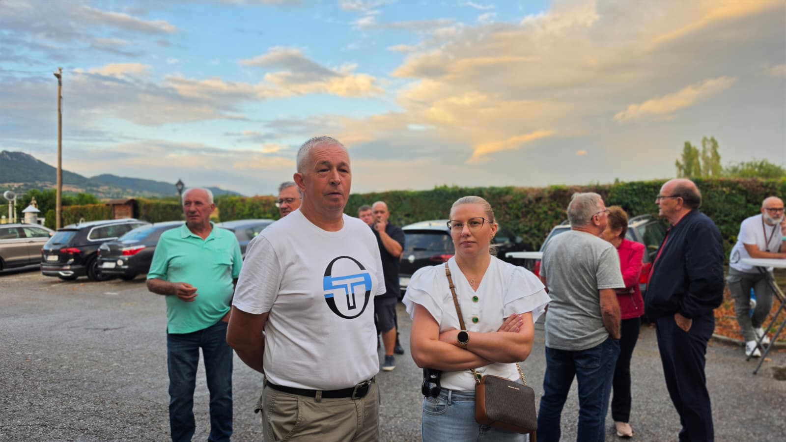 Gosti uz stolove pod suncobranima