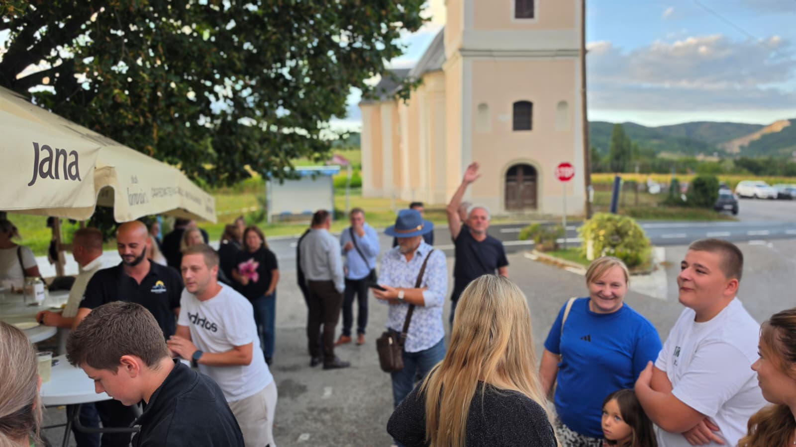 Srdačan pozdrav gostiju pod šatorom na 18. Slivarijadi