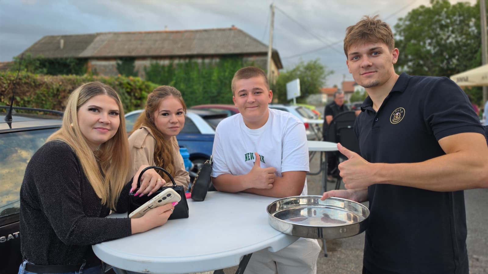 Veselo društvo pod suncobranima