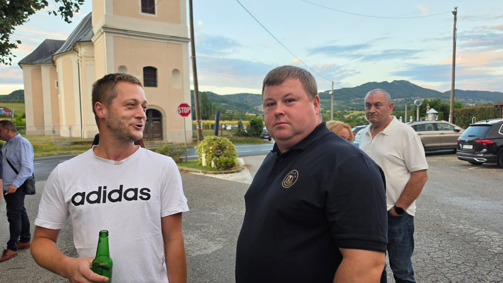 Posjetitelji ispred crkve u Dropkovcu tijekom popodnevnog dijela Slivarijade