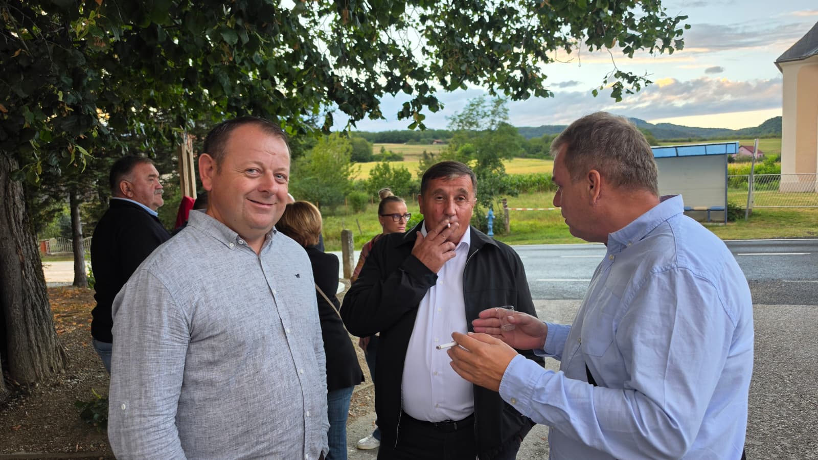 Druženje ispred crkve