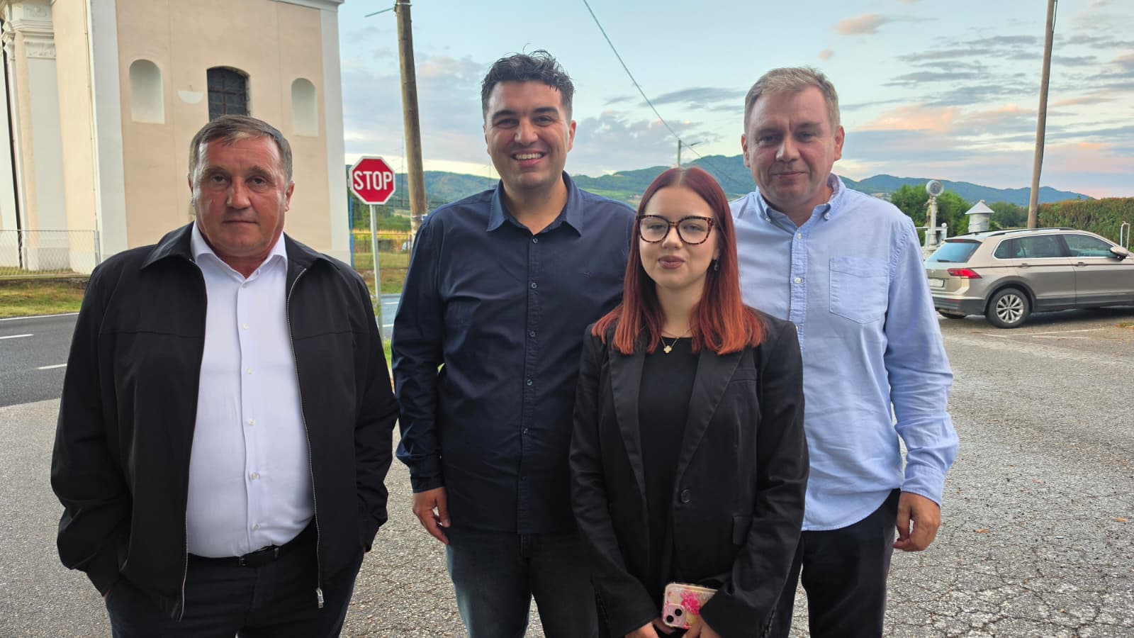 Posjetitelji uz vatrogasni dom