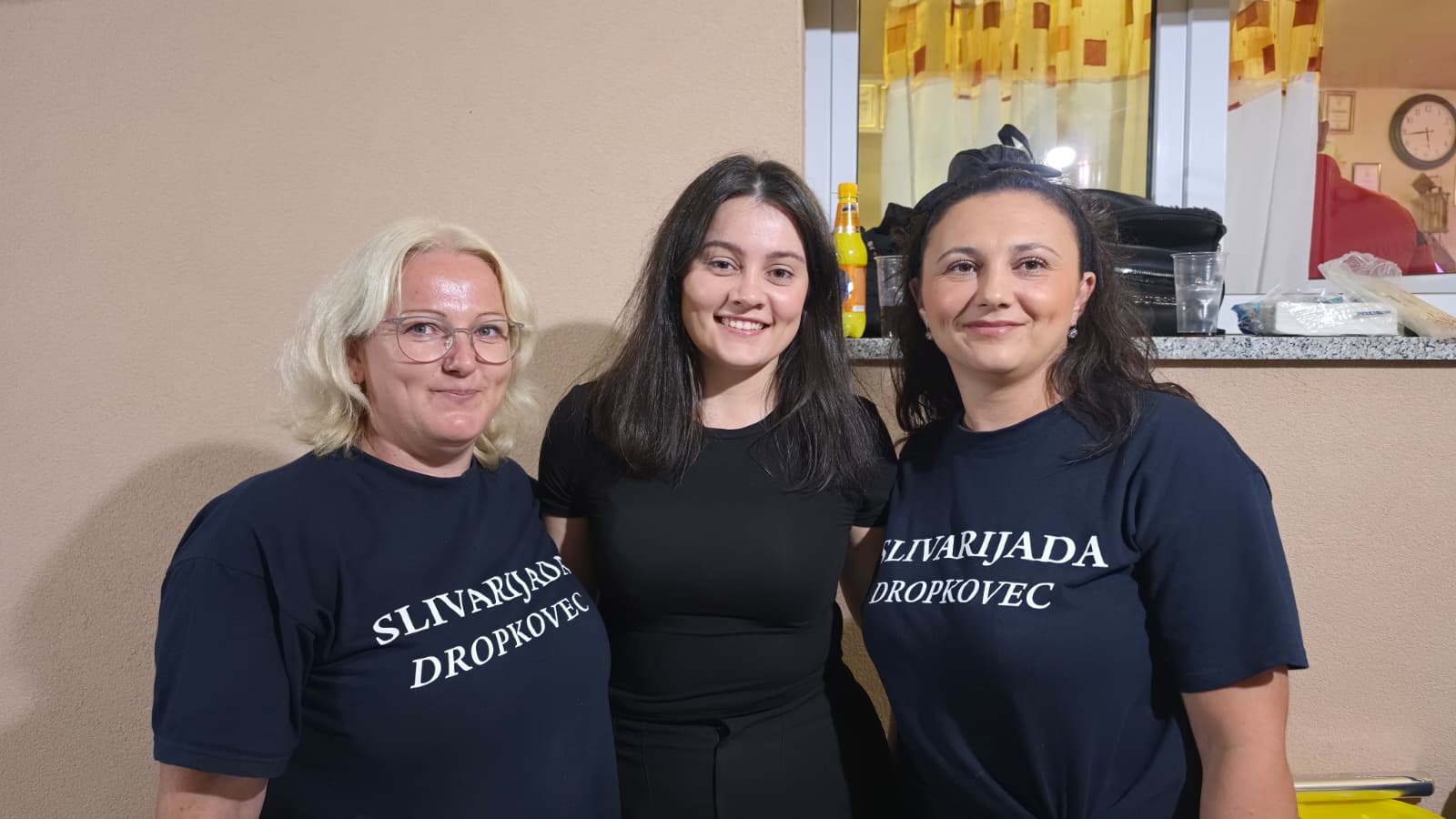Članice DVD-a Dropkovec i mladež u majicama Slivarijada Dropkovec