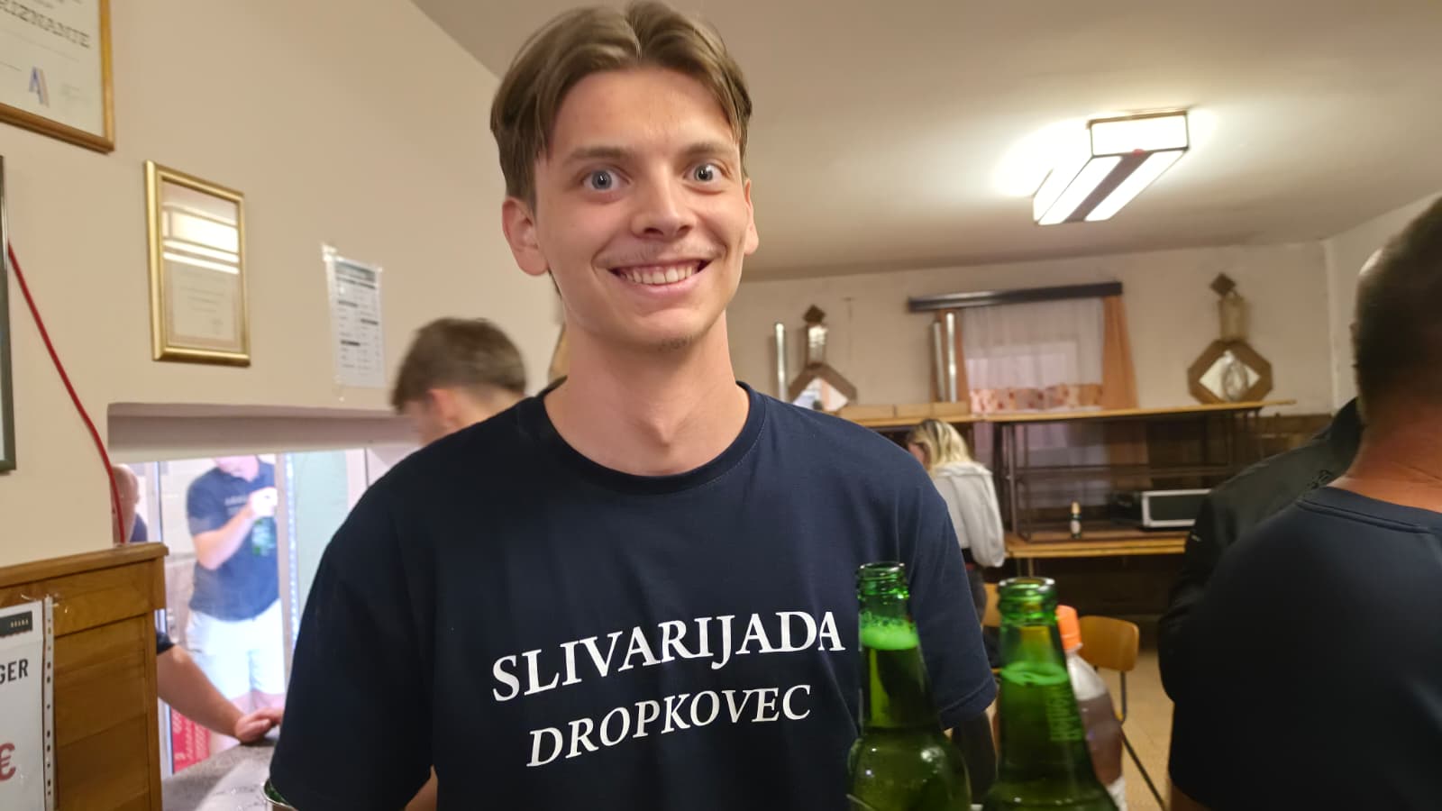 Član mladeži DVD-a Dropkovec s pladnjem poslužuje goste