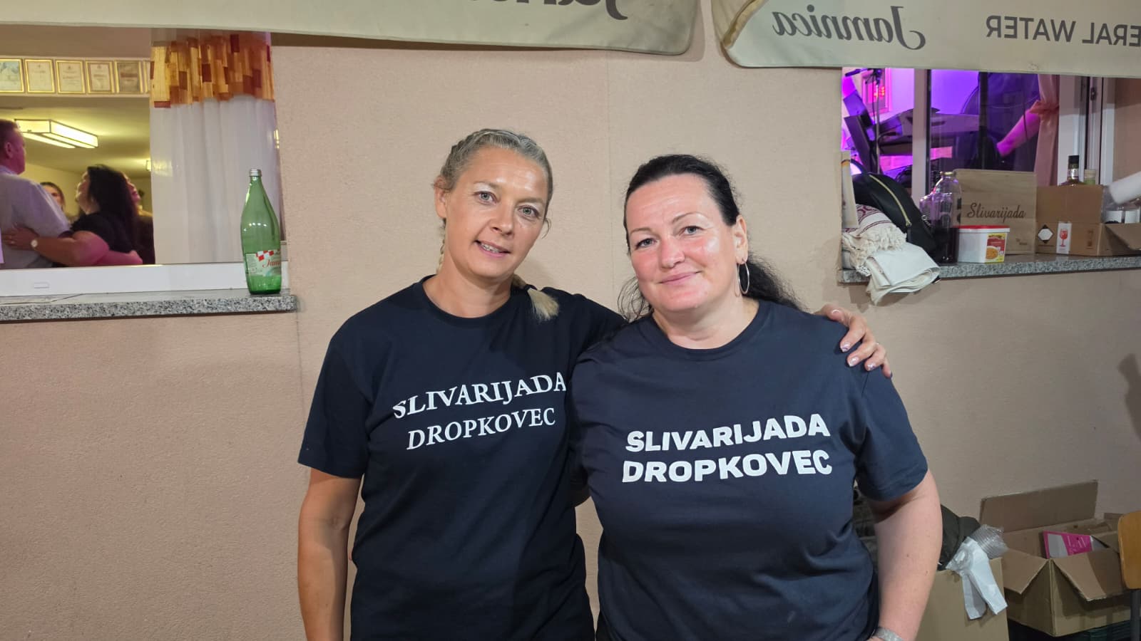 Članice DVD-a Dropkovec za šankom tijekom večernjeg dijela manifestacije