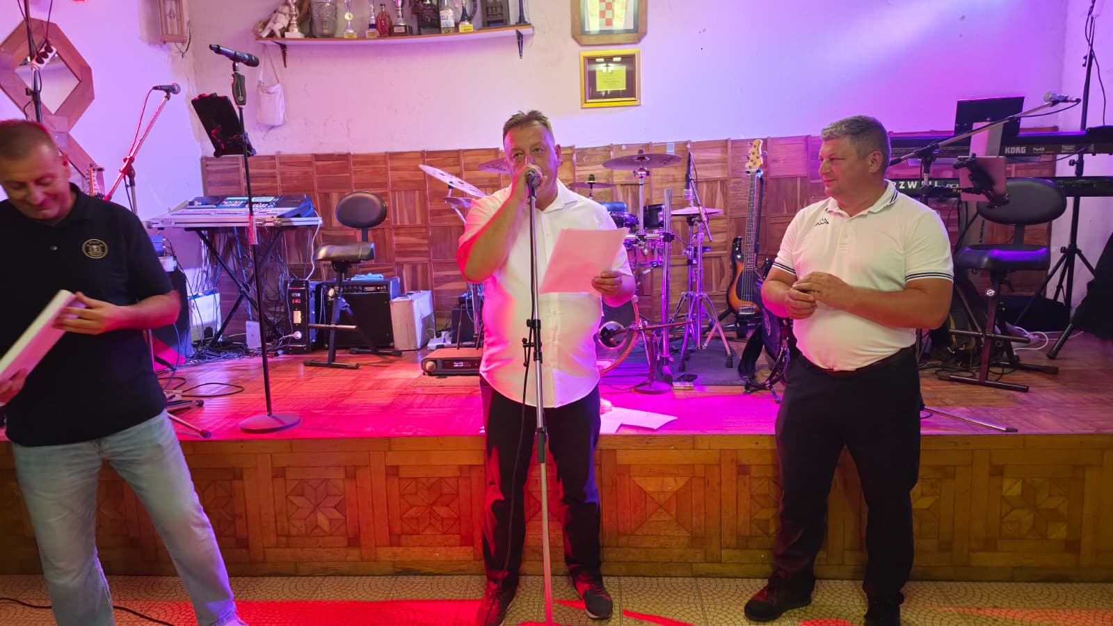 Predsjednik Slađan Šatvar uz Denisa Maksića i članove DVD-a priprema proglašenje rezultata