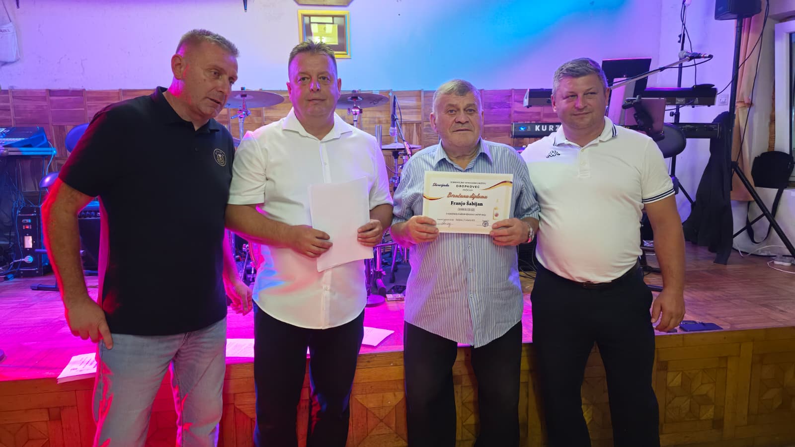 Franjo Šabijan prima brončanu diplomu