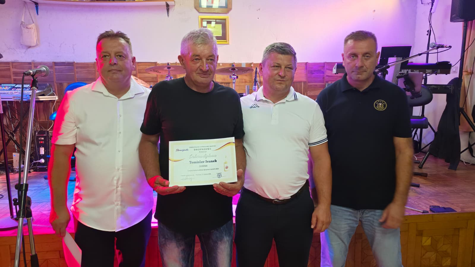 Tomislav Ivanek prima diplome