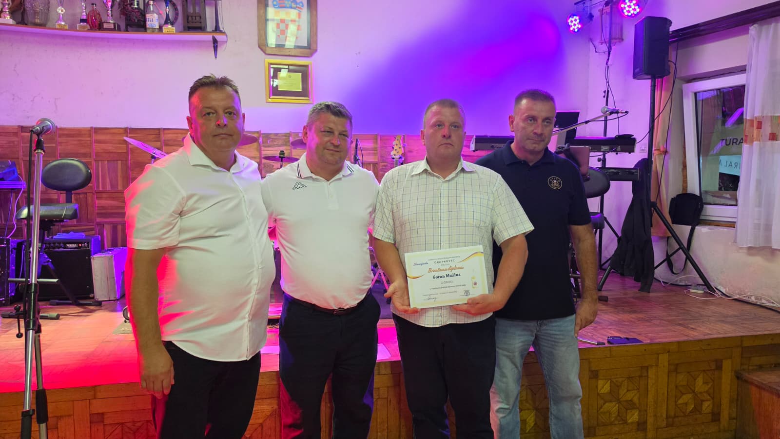 Goran Mužina prima brončanu diplomu