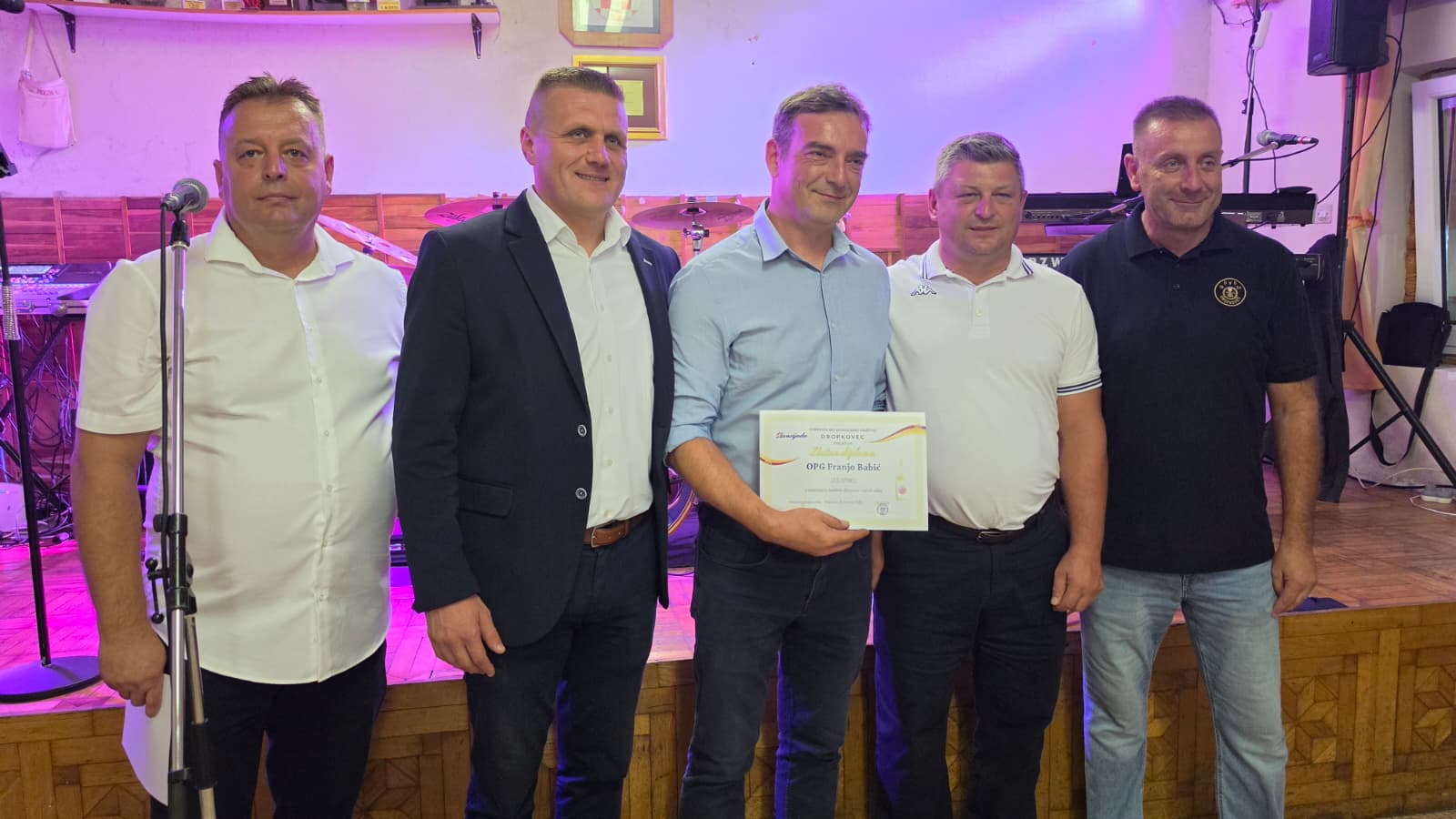 OPG Franjo Babić iz Križevaca prima zlatnu diplomu za 2. mjesto u kategoriji šljivovica
