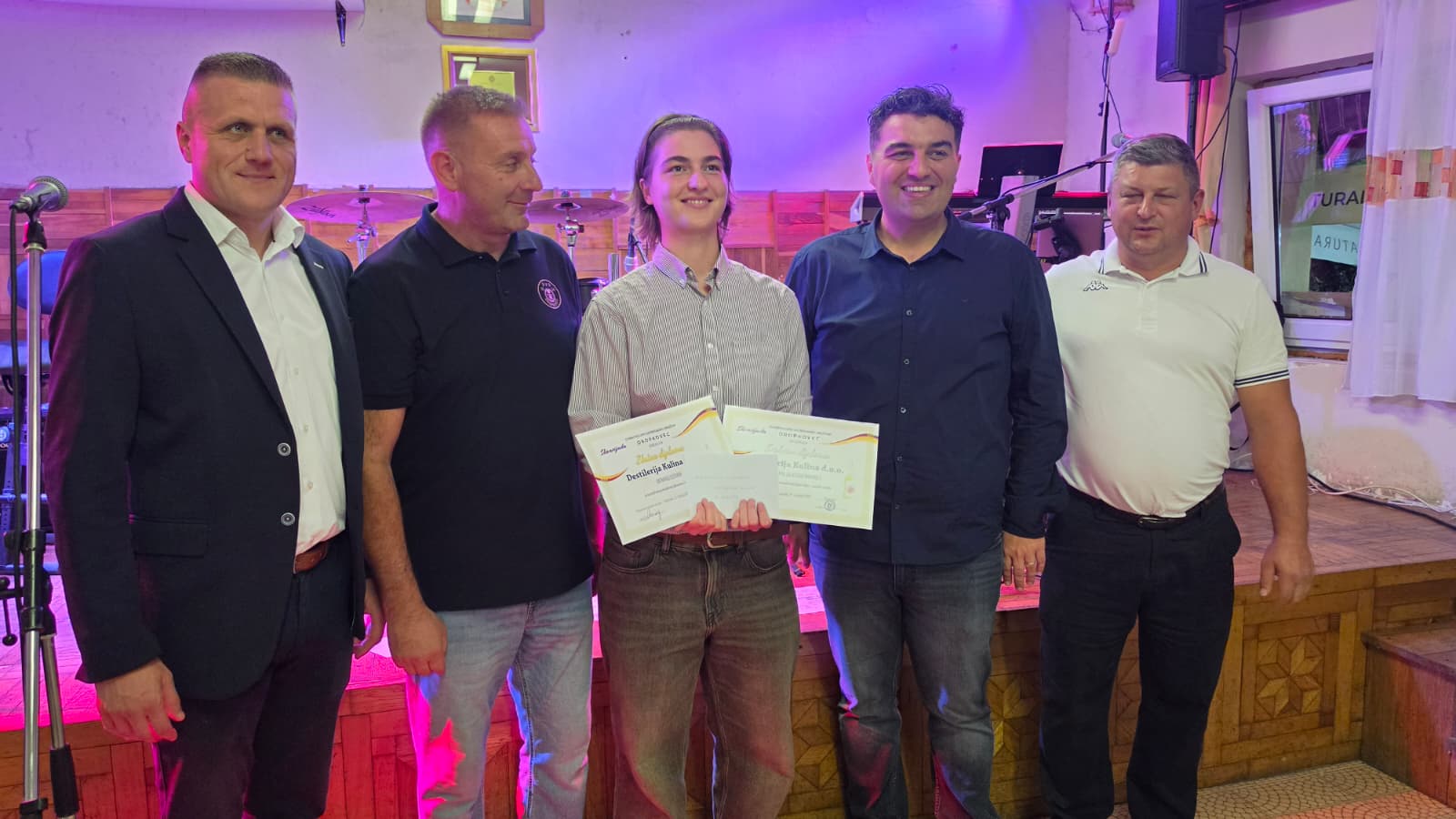 Predstavnici Destilerije Kulina iz Bosne i Hercegovine primaju zlatne diplome za dvostruku pobjedu uz gradonačelnika Tomislava Katanovića i predsjednika Slađana Šatvara