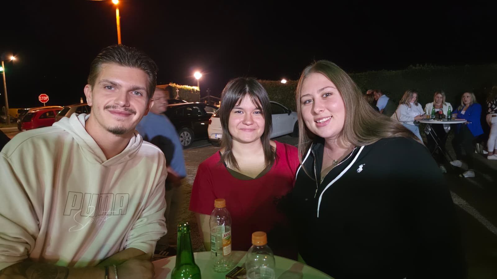 Društvo za stolom u večernjim satima