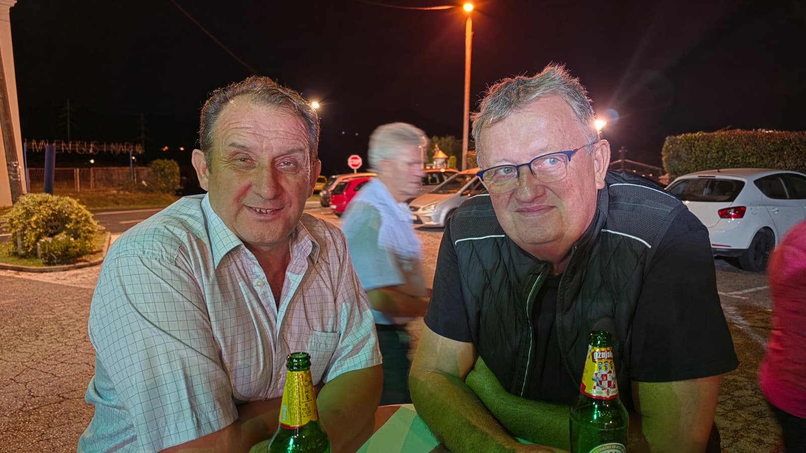Veselo društvo na večernjoj fešti