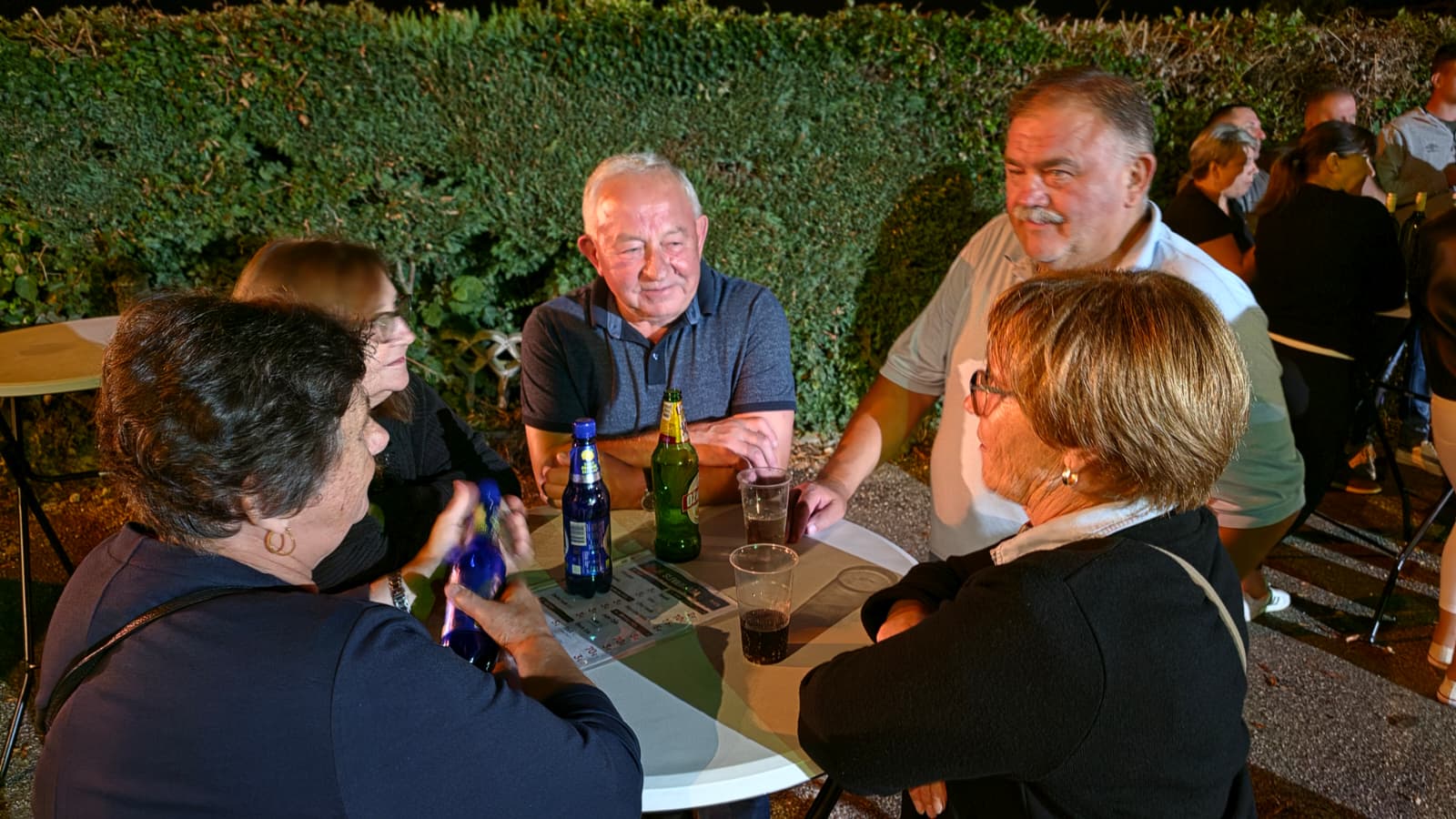 Gosti se druže u večernjim satima