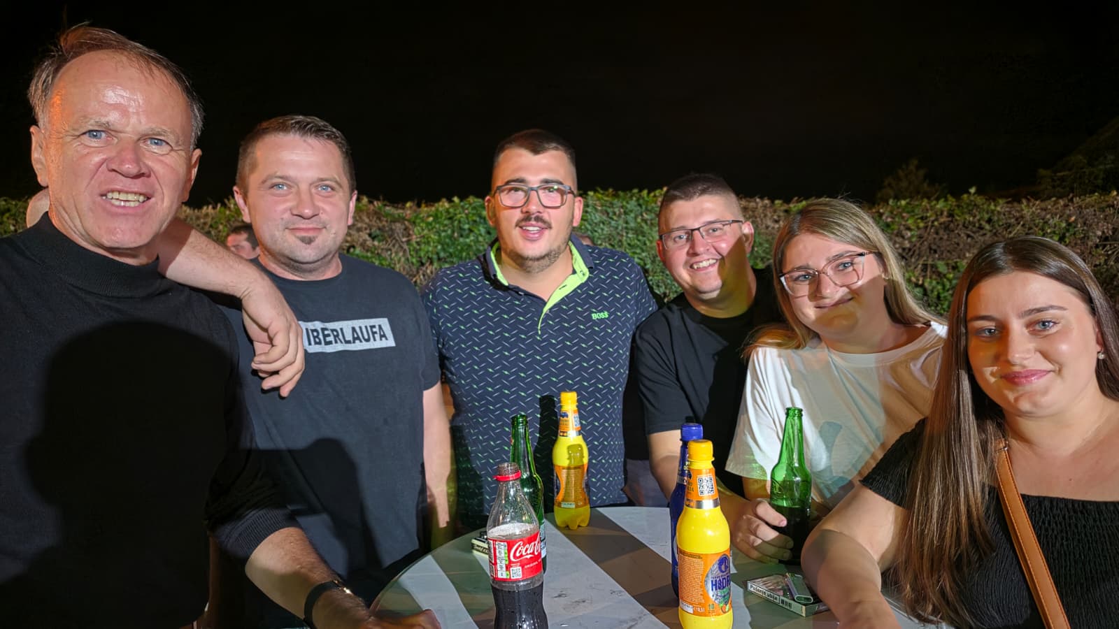 Veselo društvo navečer