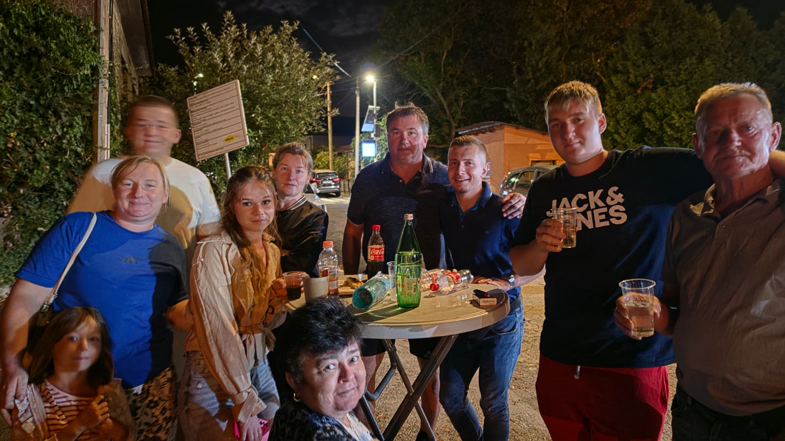 Društvo se veseli u večernjim satima