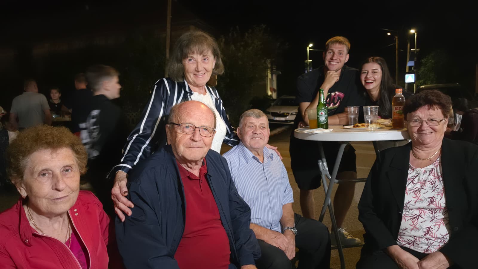 Gosti uz dobru kapljicu i razgovor u večernjim satima Slivarijade
