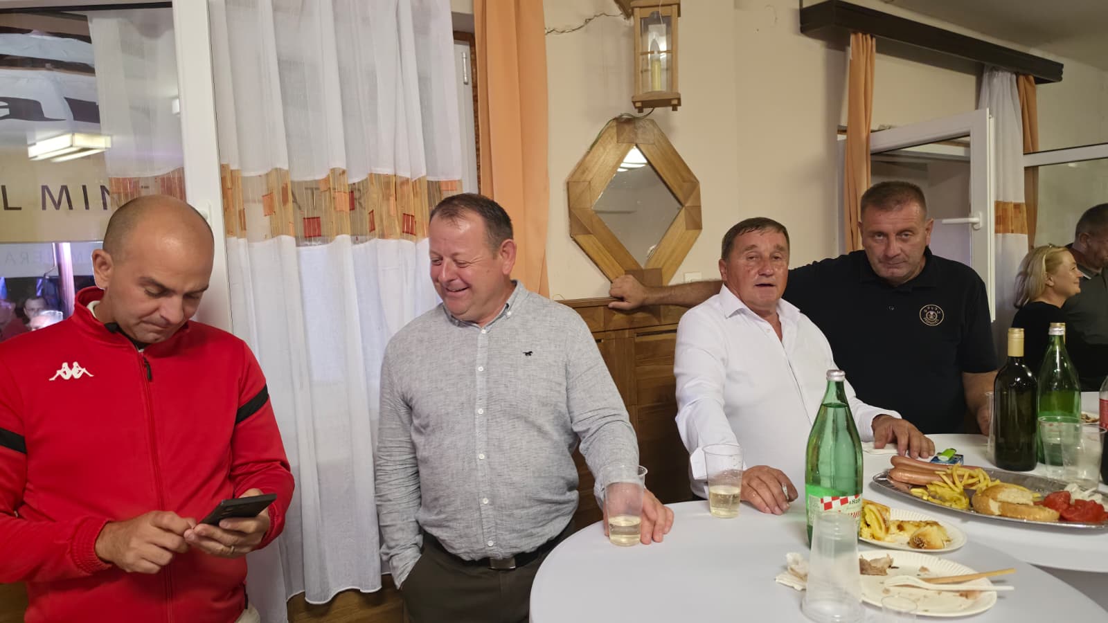 Društvo uživa u večeri