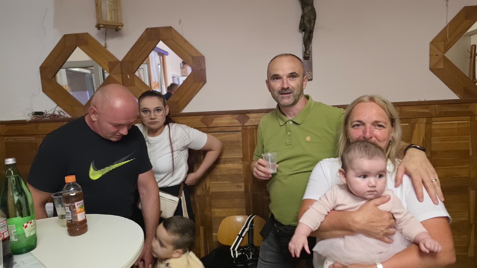 Društvo nazdravlja u večernjim satima