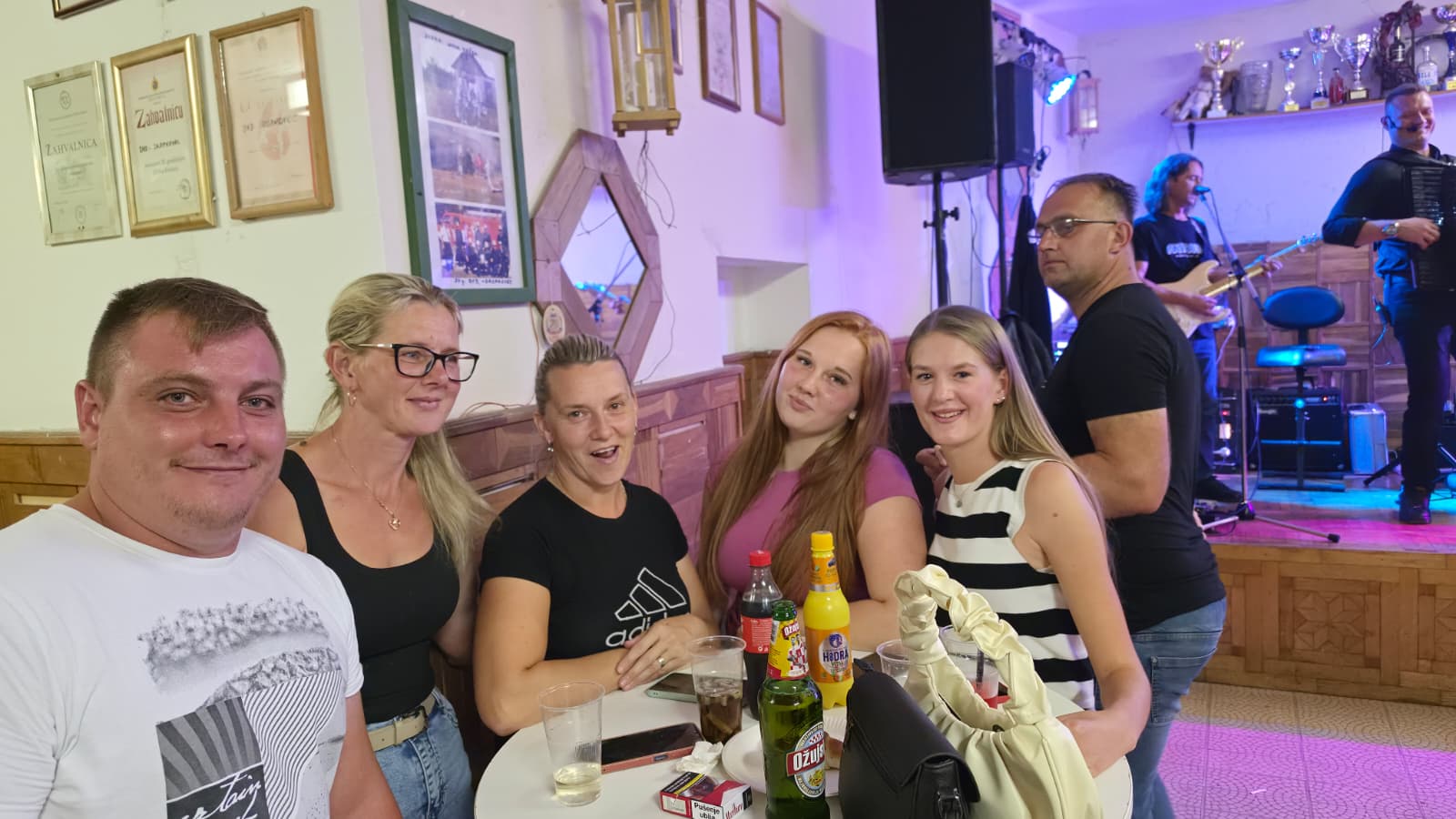 Veselo raspoloženje u dvorani