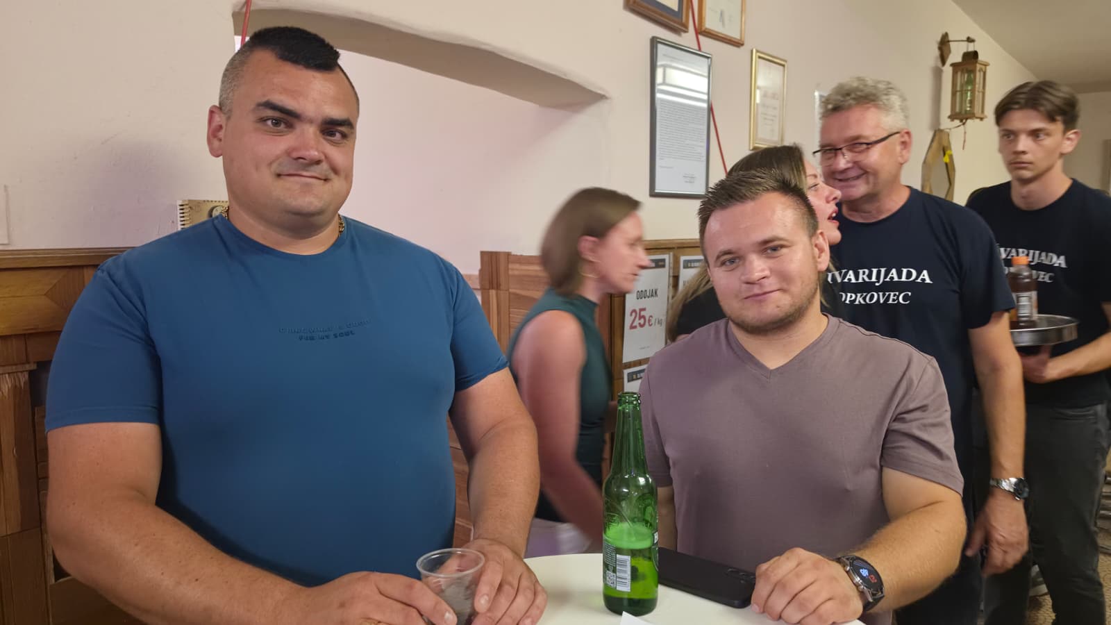 Gosti na večernjoj zabavi